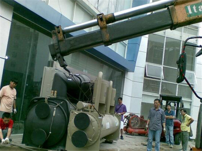 平和县随车吊和汽车吊的核心区别是什么？哪种更省钱？